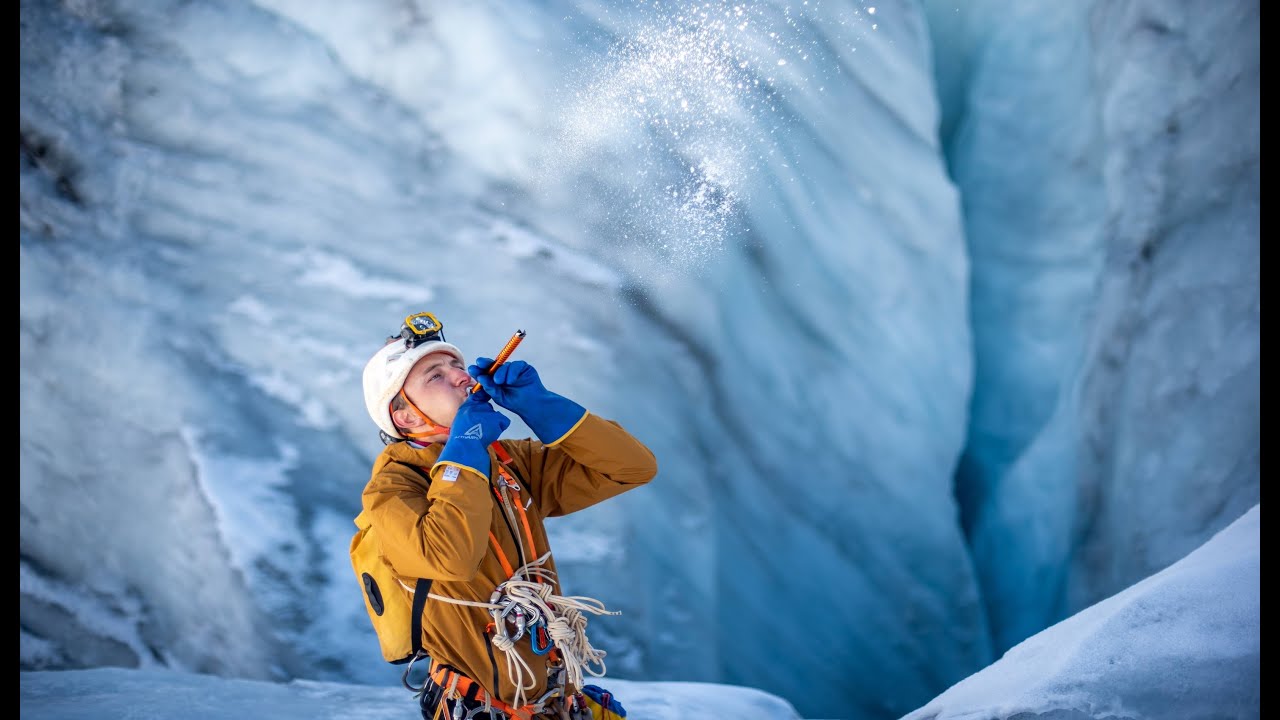 Moulins de Glace sur le Glacier de Moiry - C'est Pas FFS