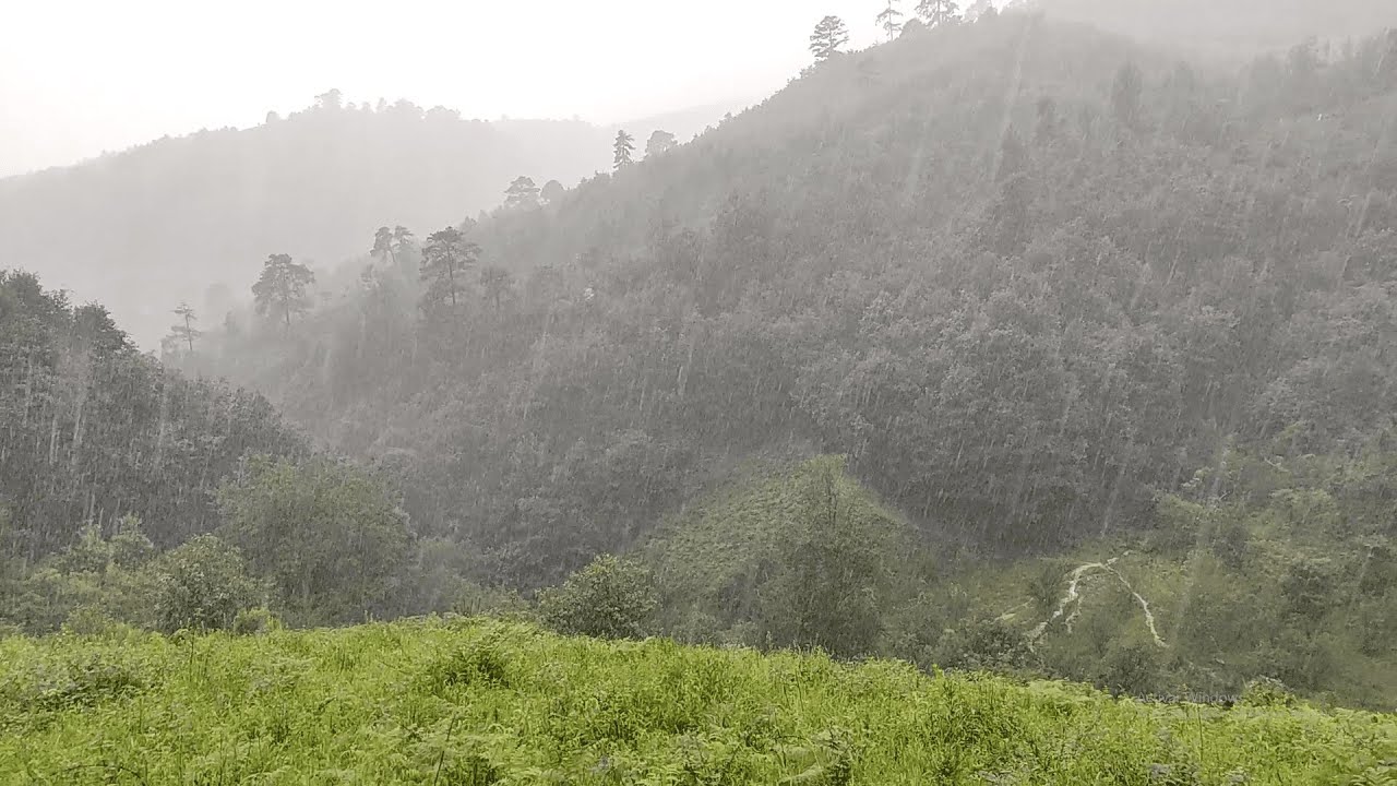Llevamos varios días con fuertes lluvias y vientos en el pueblo, así han crecido los ríos y cascadas