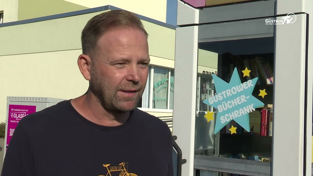 Telefonzelle als Büchertauschbörse in Güstrow