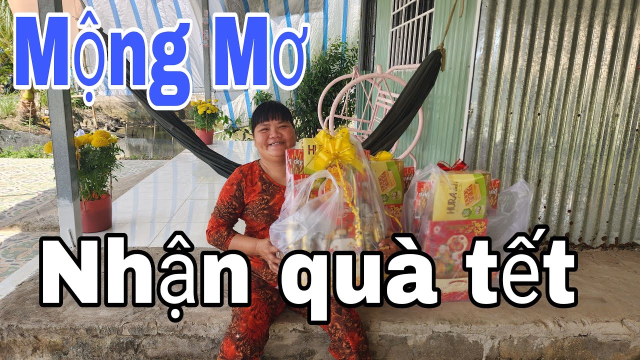 Mộng Mơ nhận quà tết