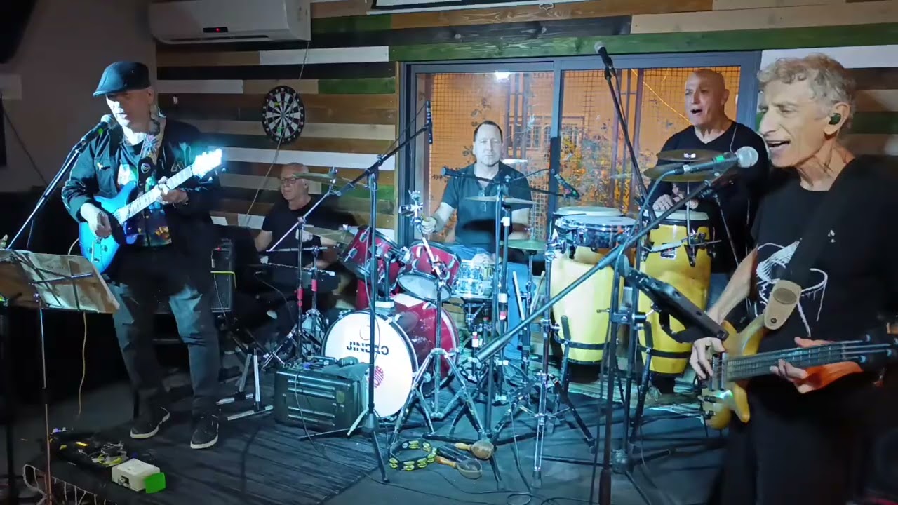 Santana's Black magic woman + Oye como va, Performed by 