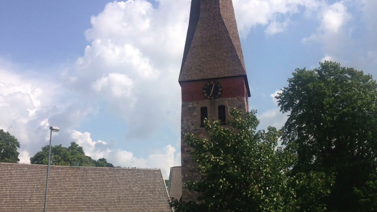 vaksala kyrka ringer helgmålsringning med båda klockorna kl18:00 (hela ringningen)