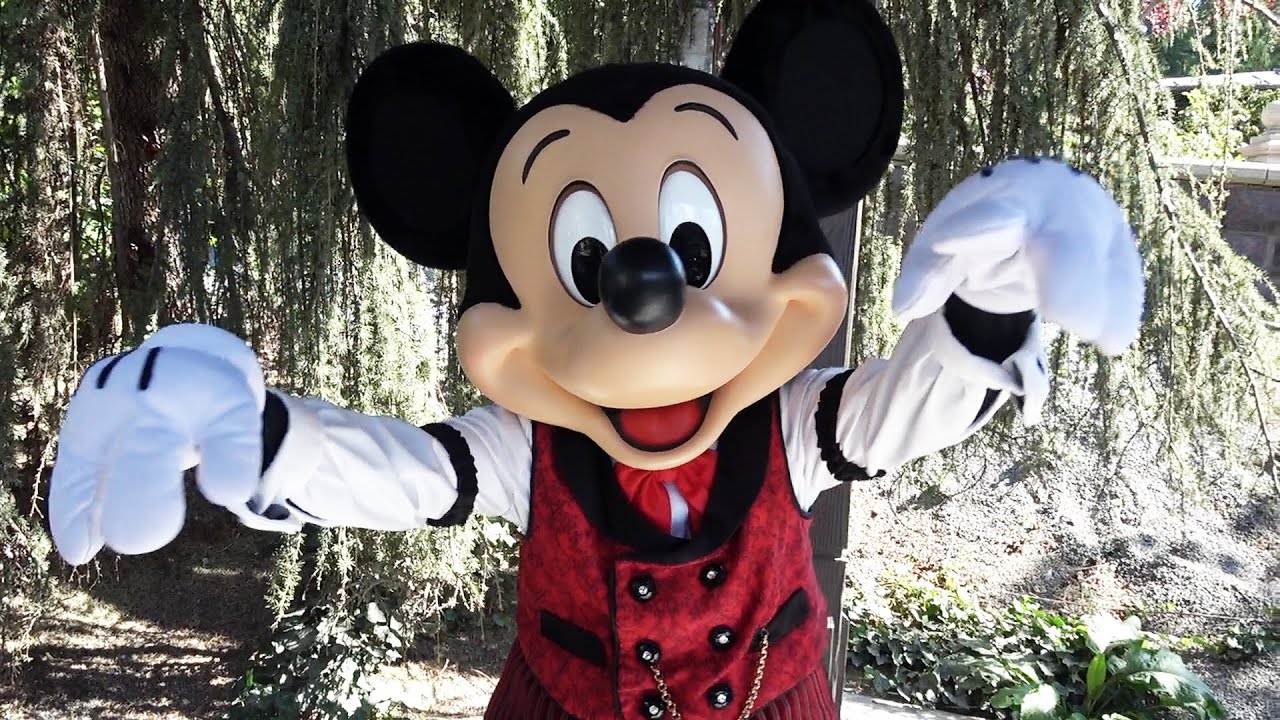 Mickey Mouse at Phantom Manor Shows Us His Spooky Pose - Disneyland Paris Meet and Greet