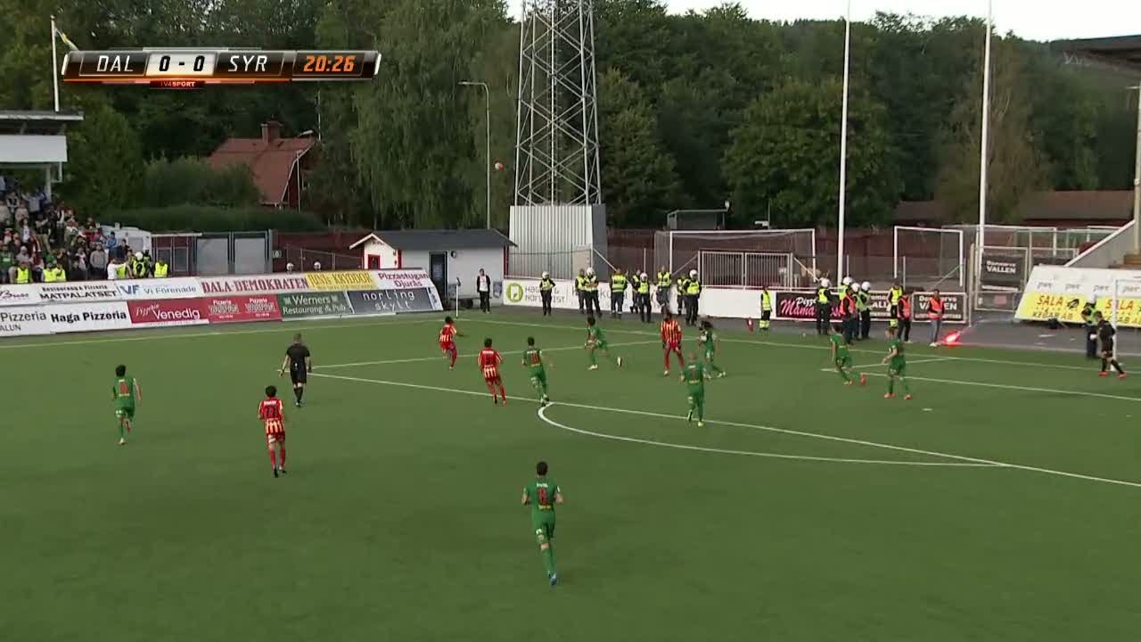 Pyroteknik kastades in - Dalkurd-Syrianska bröts tillfälligt - TV4 Sport