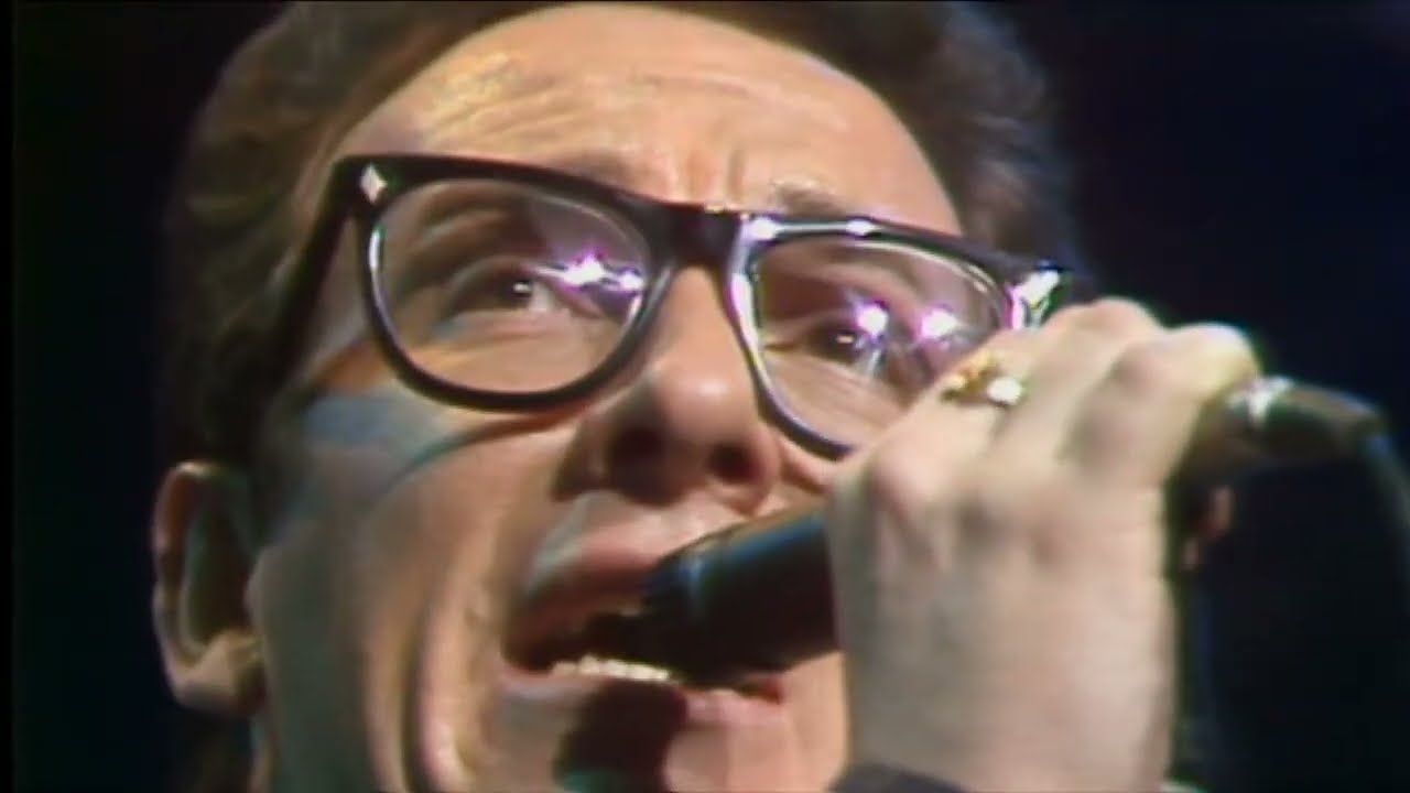 Elvis Costello - Shipbuilding (live) - The Tube - 04/11/1983