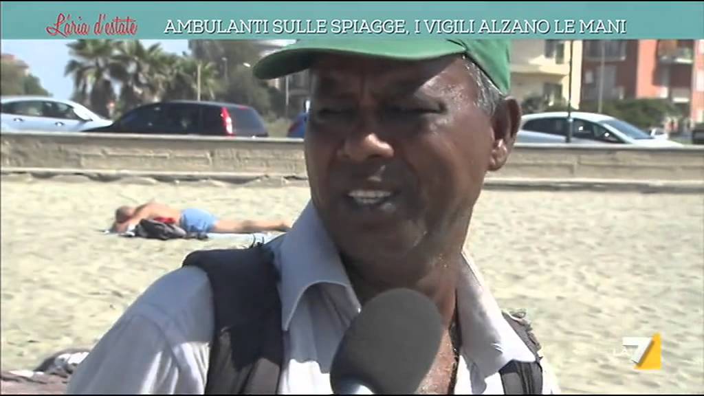 Ambulanti sulle spiagge, i vigili alzano le mani
