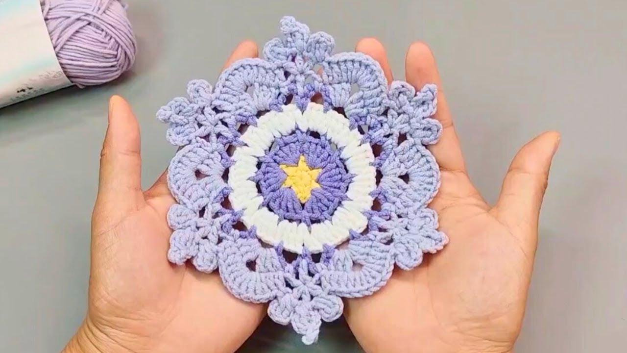ВАУ! Так просто и красиво 🌸 Вязаная крючком подставка-цветок | Бесплатное пошаговое руководство
