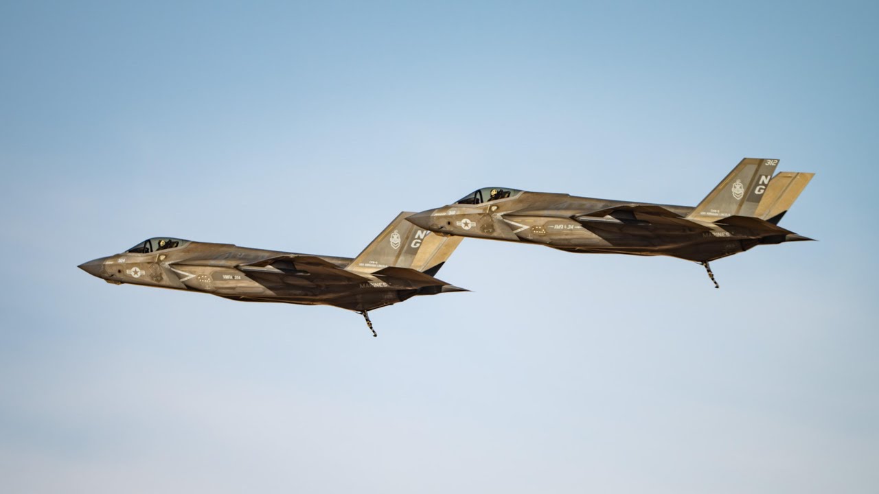 Над WDS2026: два F-35C ВМС США на высокоскоростных проходах, посадочный гак отчётливо виден