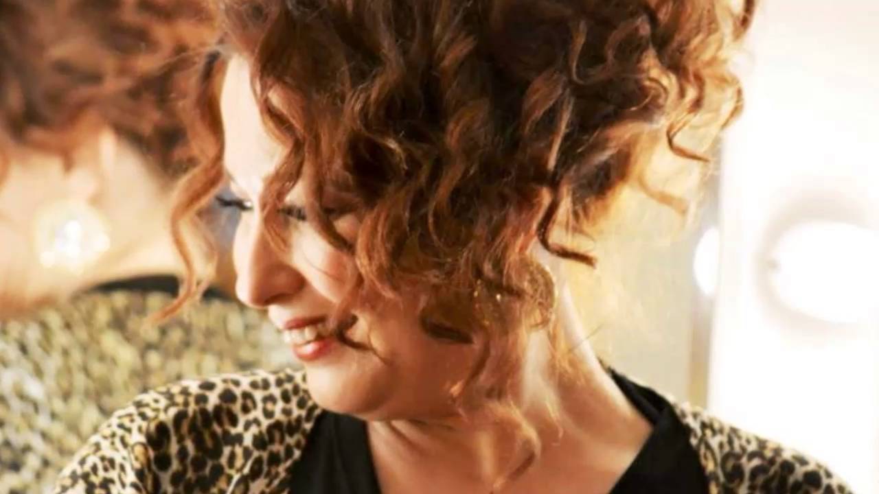 Eliz AVAROĞLU-Neş'em Emelim Ruh u Hazinim Zedelendi (HİCAZ UZZAL)R.G.