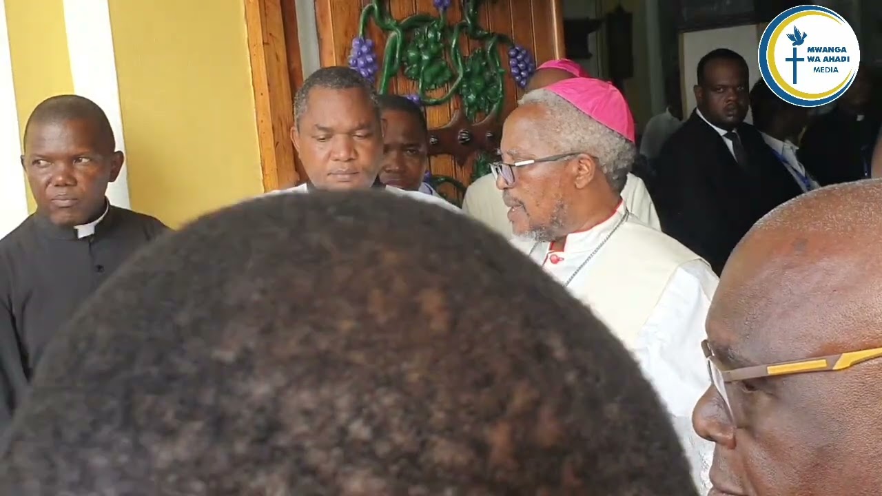 Askofu Mkuu wa Jimbo kuu la Dsm Jude Thaddeus Ruwa'ichi, akimsomea sala fupi Mwadhama Polycapy Pengo