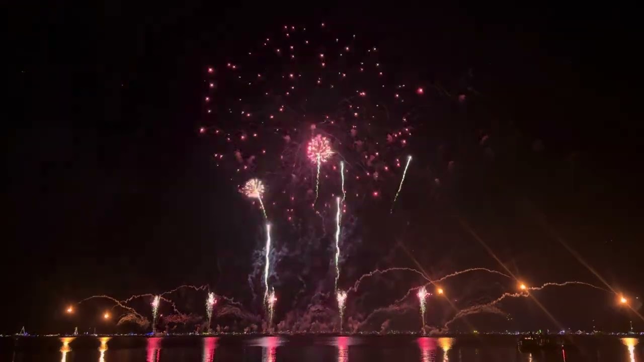 Vuur en licht op het water. Vuurwerk aalsmeer 2025