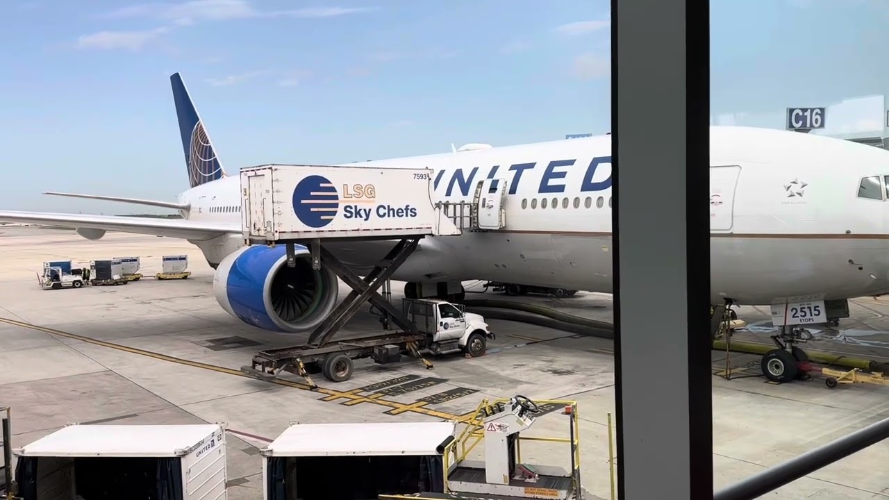✈️ ✨United Airlines ⁠777-200 ✨ — Экскурсия по салону первого класса, расположение мест и внешний ...