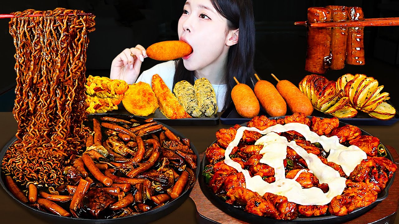 ASMR MUKBANG | Токпокки с лапшой из чёрных бобов, курицей с приправами, хот-догом и картофелем фри.