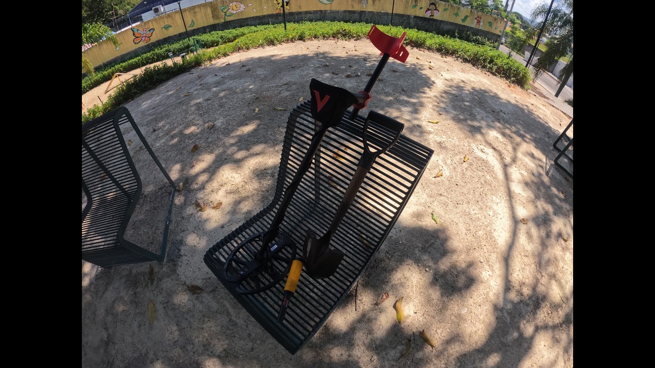 Explorando a Praça da Marinha no Estreito com Detector de Metais! floripa