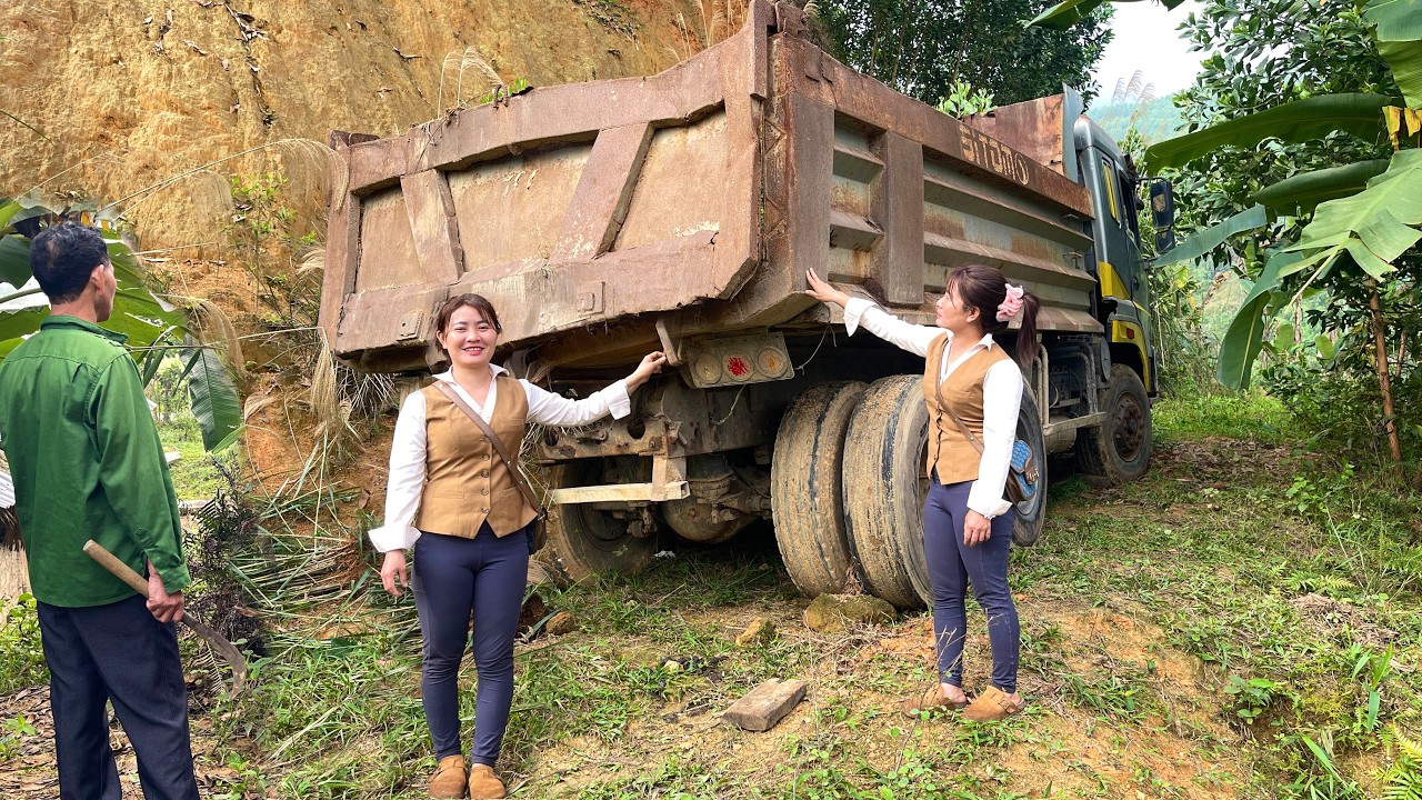 The female mechanic repaired and restored the long-abandoned SITOM truck in the backyard.