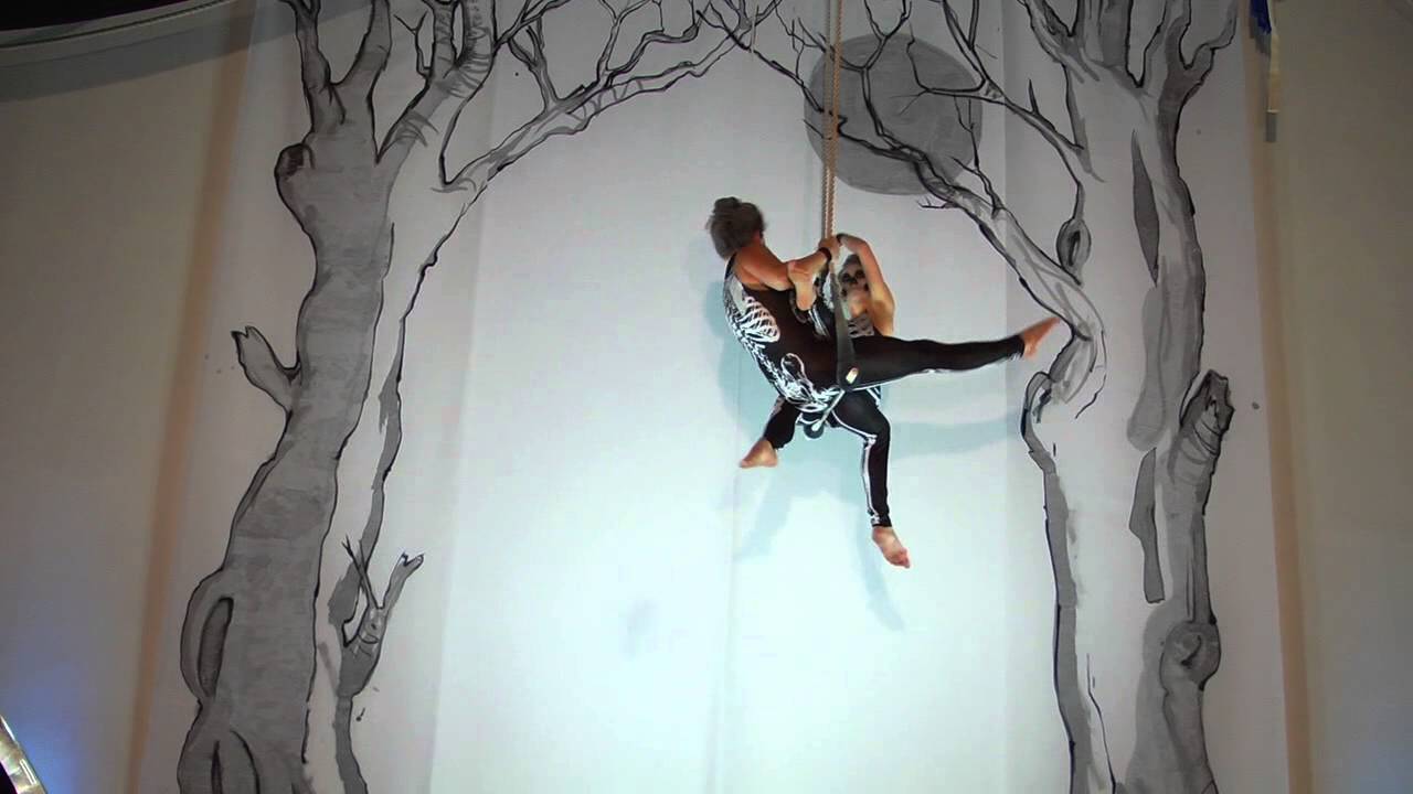 Halloween Showcase - Skeletons on Trapeze