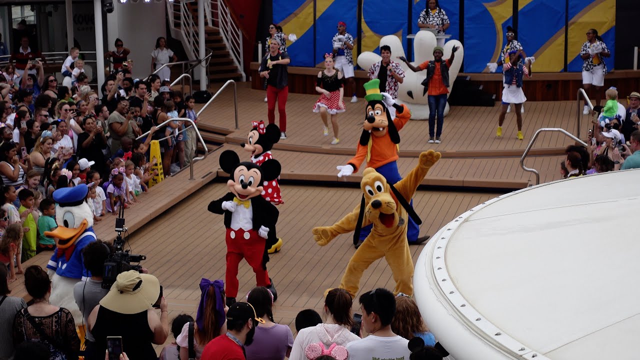 Disney Magic: Mickey's Sail-A-Wave Party!