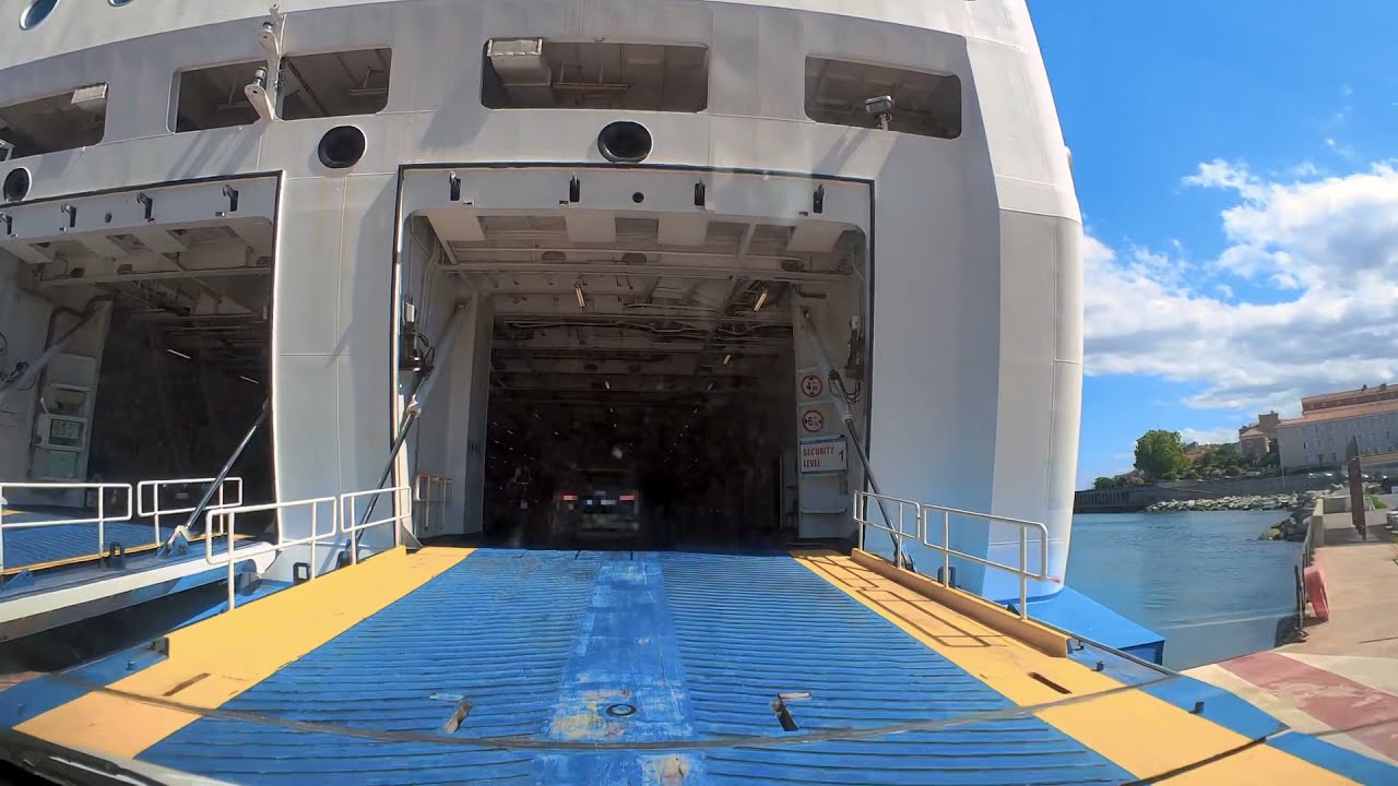 Mit dem Camper in die Fähre einfahren - Hafen Bastia/Korsika