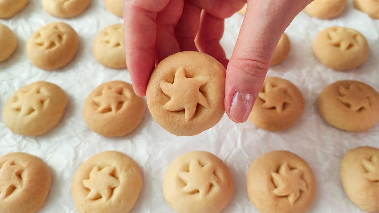 These crunchy cookies melt in your mouth! Oh God, they are so crispy and delicious!