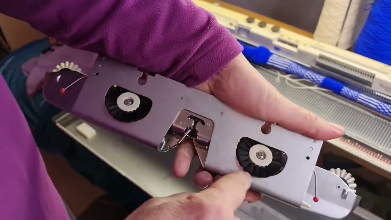 #scarletpeate #machineknitting How to pack knitmaster 700 into its lid.