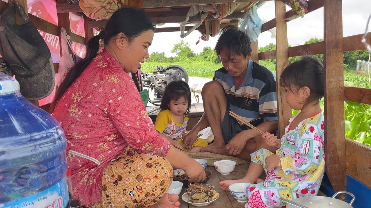 Cơm Trưa Đơn Giản Trên Chiếc Ghe Nhỏ Ngoài Sông Lớn / NCMT 136