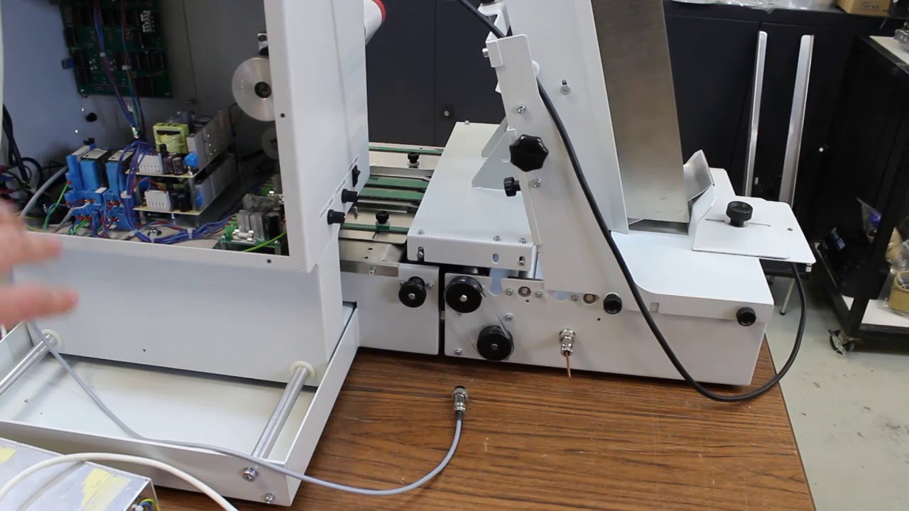 Połącz zasobnik wejściowy JMV FF500 za pomocą urządzenia Labeller LAB500