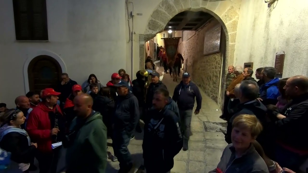 Processione a Vallepietra con le Compagnie per la festa della Santissima Trinità