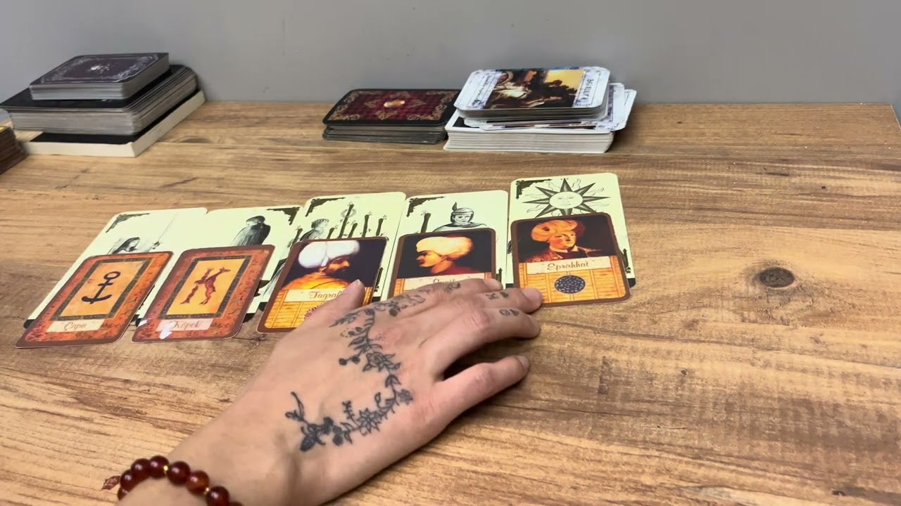 TAROT ~KATİNA AKLINDAKİ KİŞİ AÇILIMI GÜNCEL ENERJİSİ NEDİR? İLETİŞİM VAR MI? İlişki nereye gidiyor?