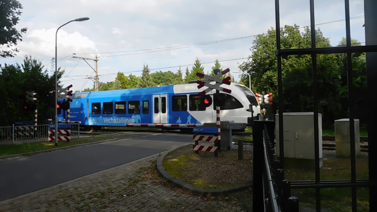 Spoorwegovergang Emmen // Dutch railroad Crossing