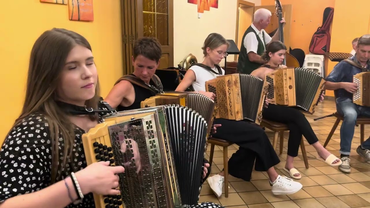 Sänger und Musikantenstammtisch beim Gh Schuster — 6.9.2024 wurde von mir mit dem Handy gefilmt.