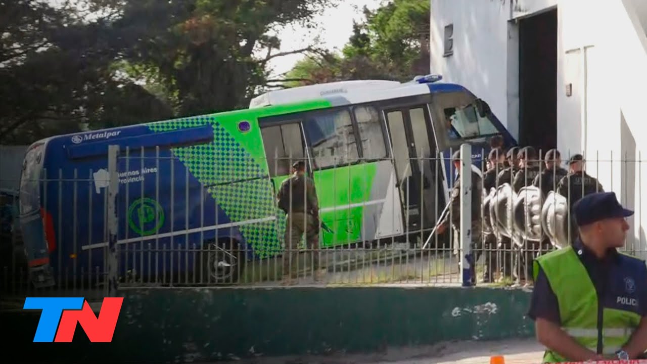 Fernando | La llegada de los rugbiers detenidos al juzgado de Villa Gesell, entre gritos e insultos