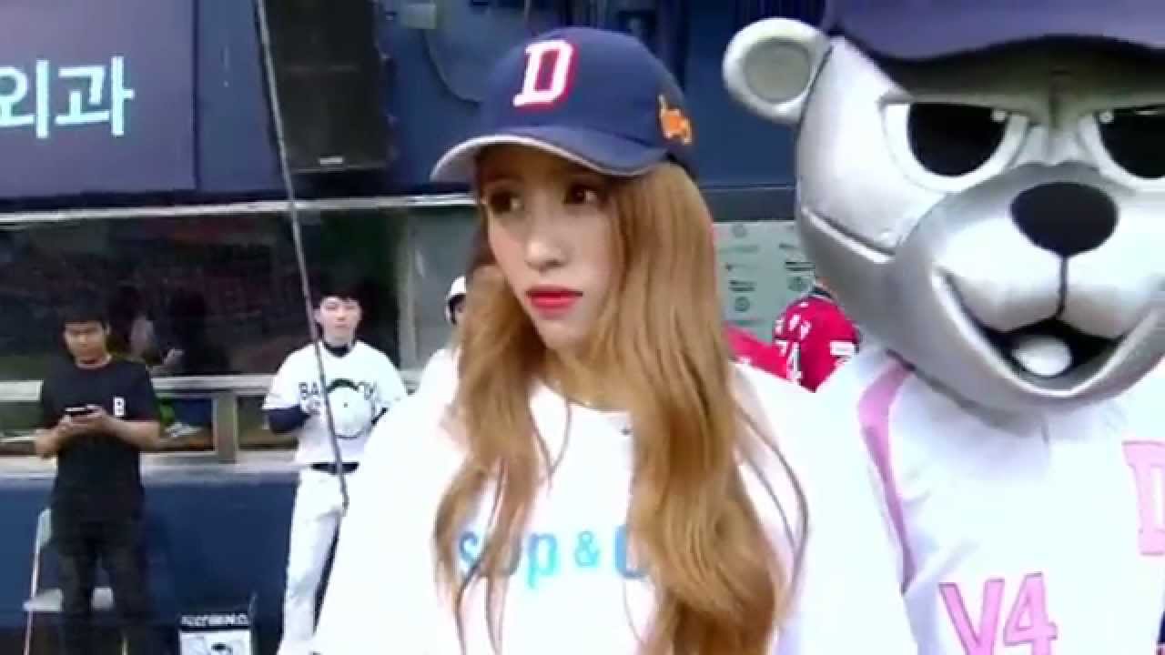 150604 EXID Hani throws first pitch