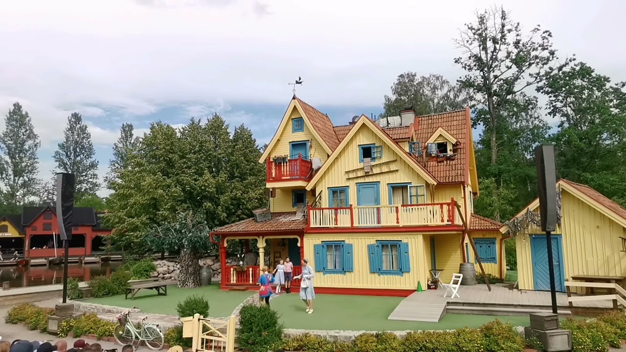 Astrid Lindgrens Värld Pippi Långstrump får besök av fröken Prysselius ochleker kull med poliser