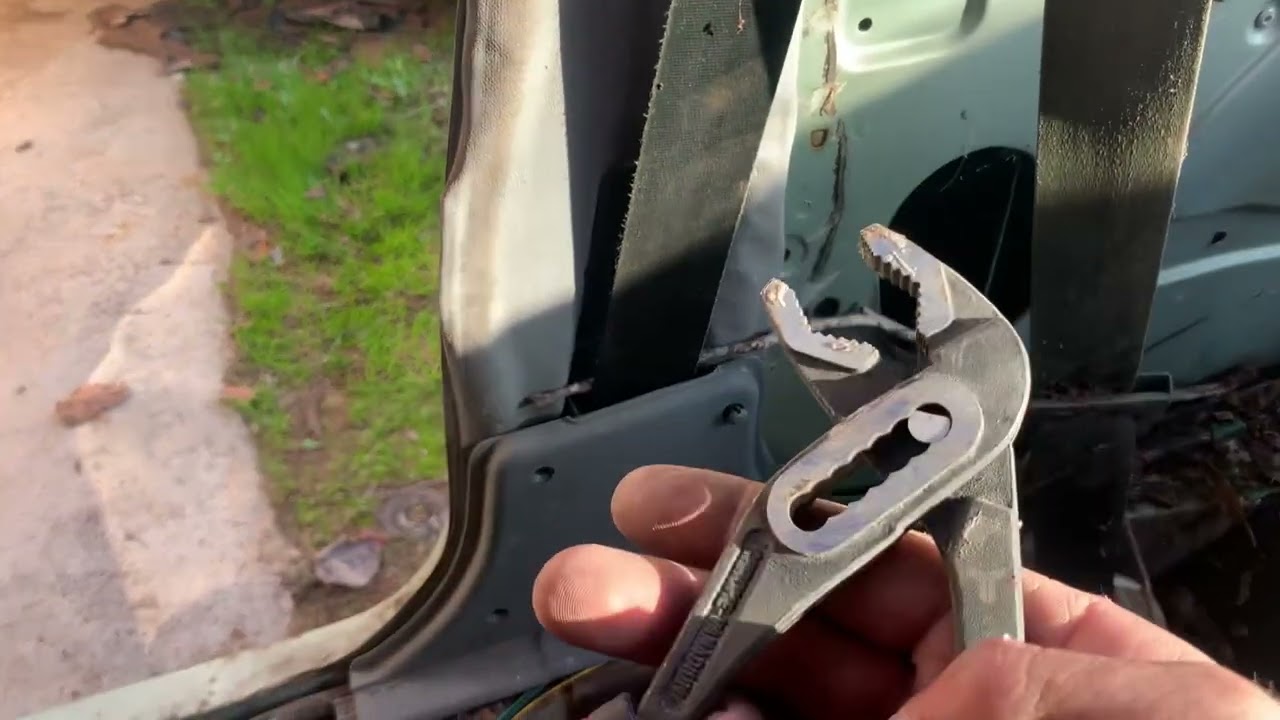 How to remove a vk seatbelt cover trim