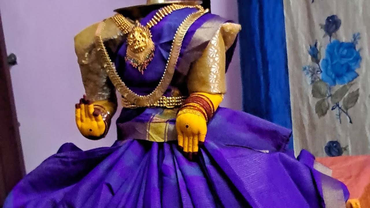 குத்து விளக்கில் வரலட்சுமி.. பத்மாசனம் அலங்காரம்