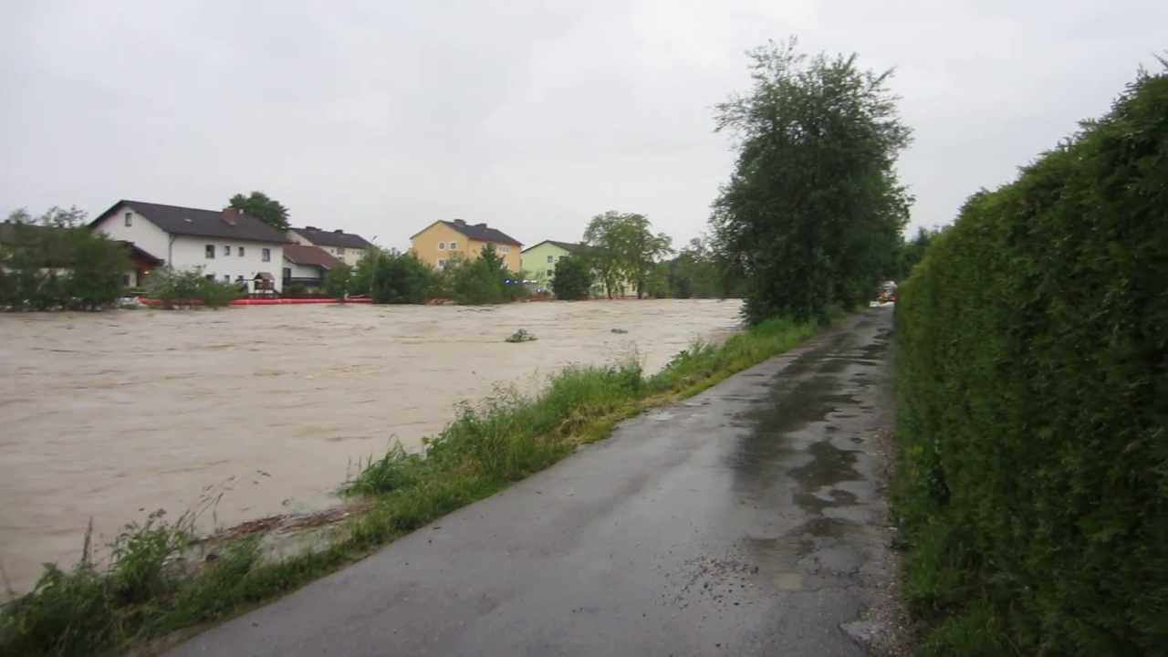 Kolbermoor bei Rosenheim am 02.06.2013 gegen 18:00 Uhr die Mangfall, HOCHWASSER