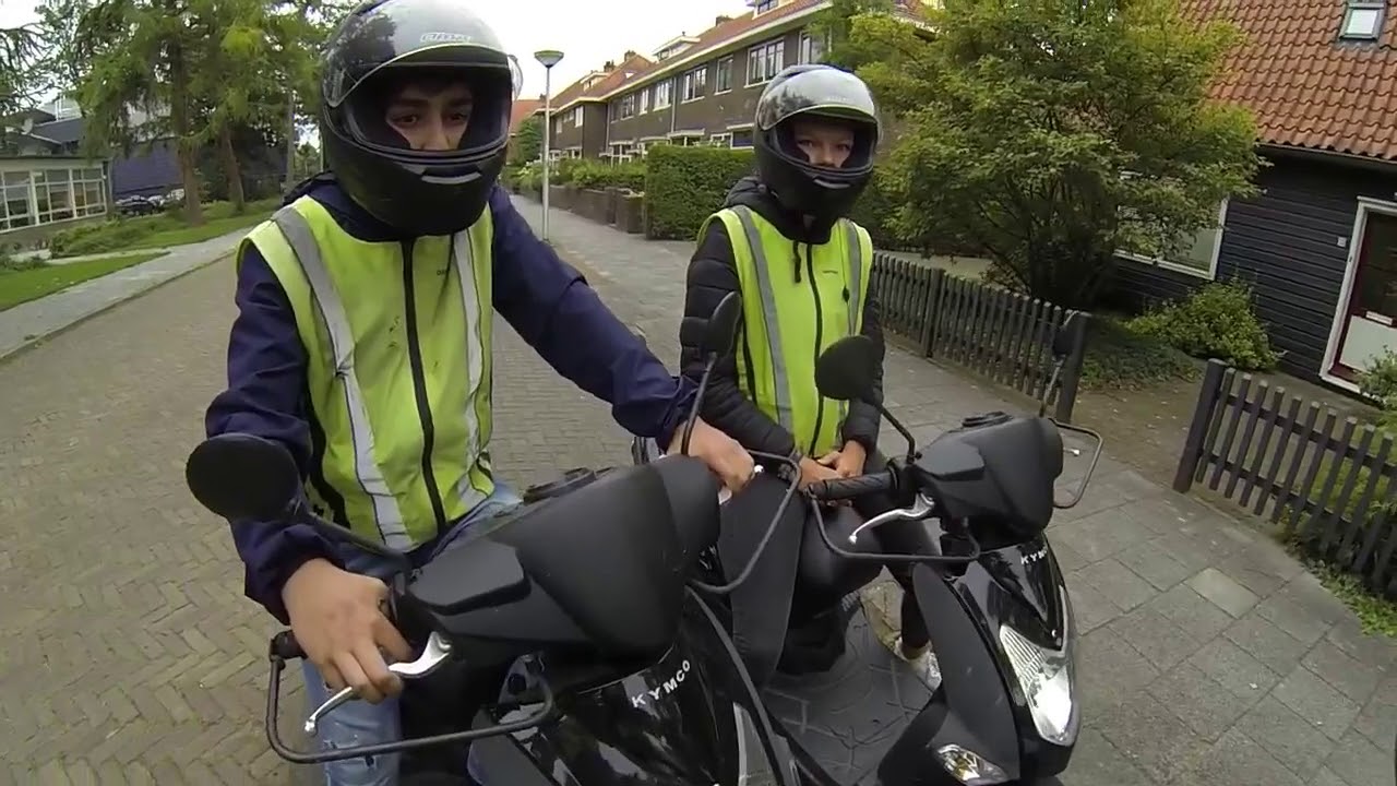 Bromfietsexamen training: Eerste keer de weg op, BOTSING (kleintje dan)