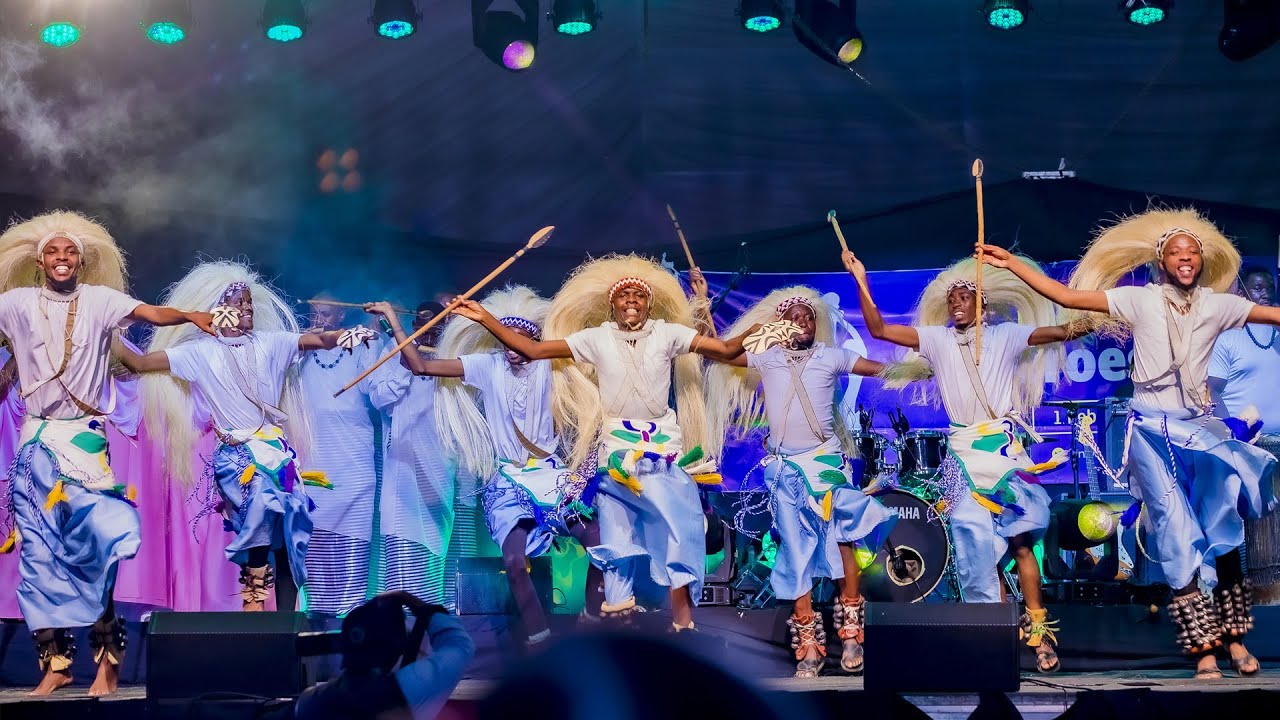 Itorero Urukerereza ryasusurukije bikomeye abitabiriye igitaramo gisingiza Intwari
