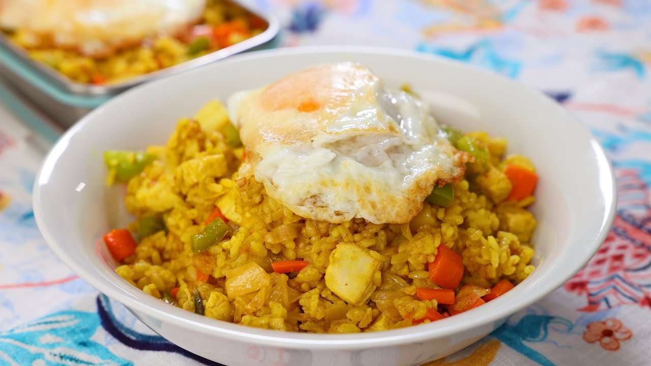 Korean style curry fried rice with chicken (Kare-bokkeumbap: 카레볶음밥)