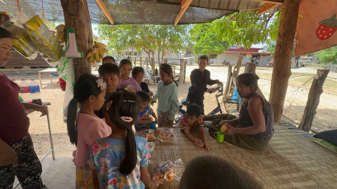 ธิดาลาวมาบ้านโพนยานางมาเลี้ยงขนมเอฟซีตัวน้อย
