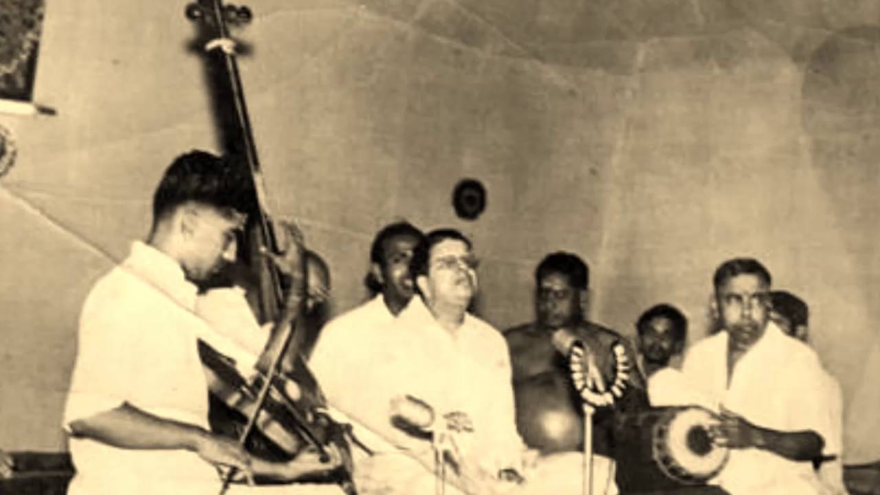 Lalgudi Jayaraman - Greatest violin accompanist EVER!!!! LISTEN TILL END.....