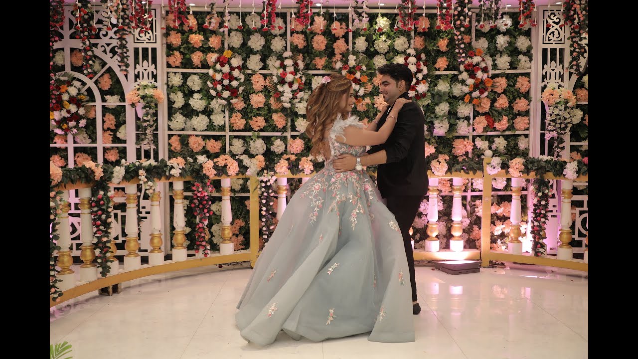 Groom Sister Energetic Performance | Kisi Disco Mein Jaaye | Chanchal & Vinay #RiAsh #WedMomentz