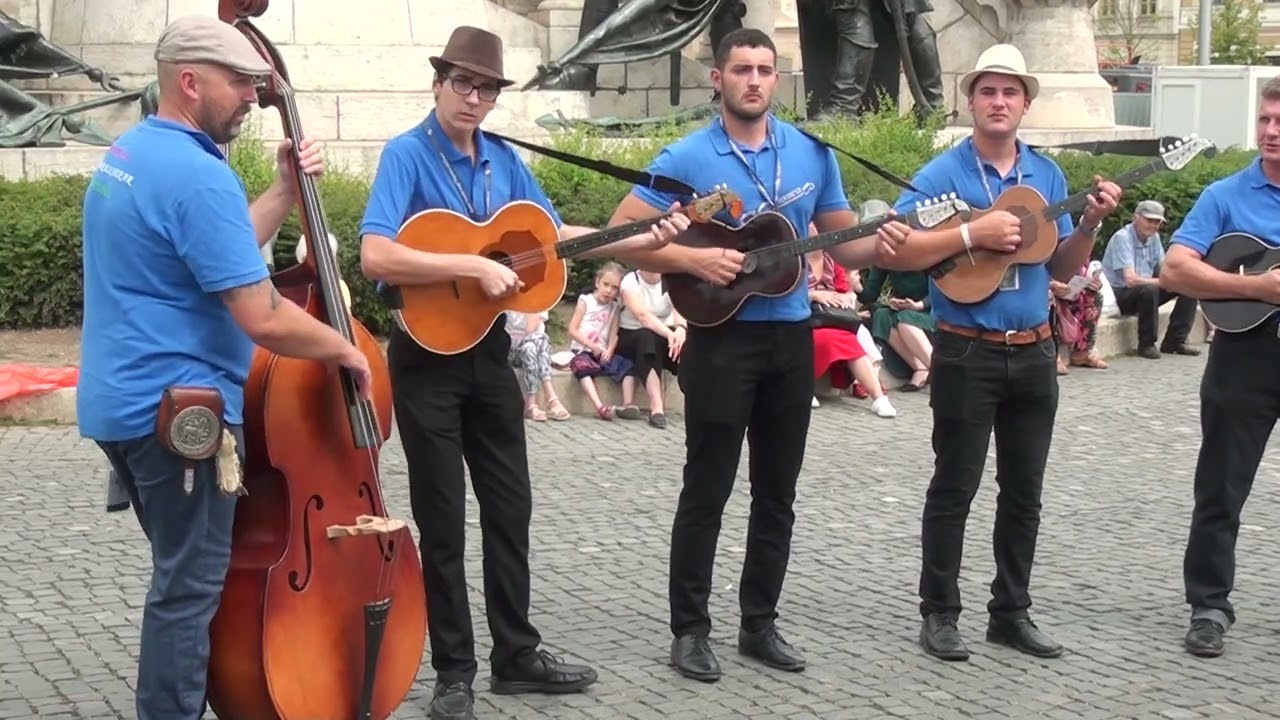 Mendikus Tamburazenekar-Bemutató  a Főtéren