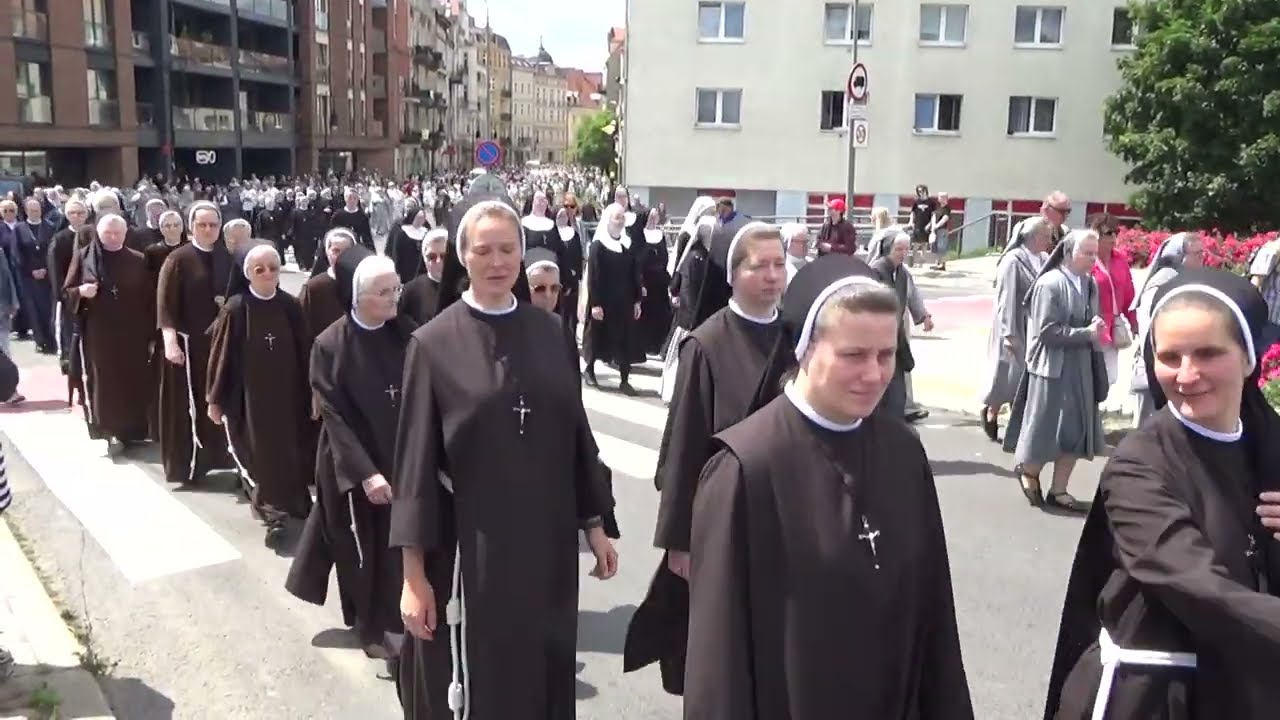 Procesja Bożego Ciała Poznań 2025 - Silny wiatr i tłumy ludzi na ul.Chwaliszewo