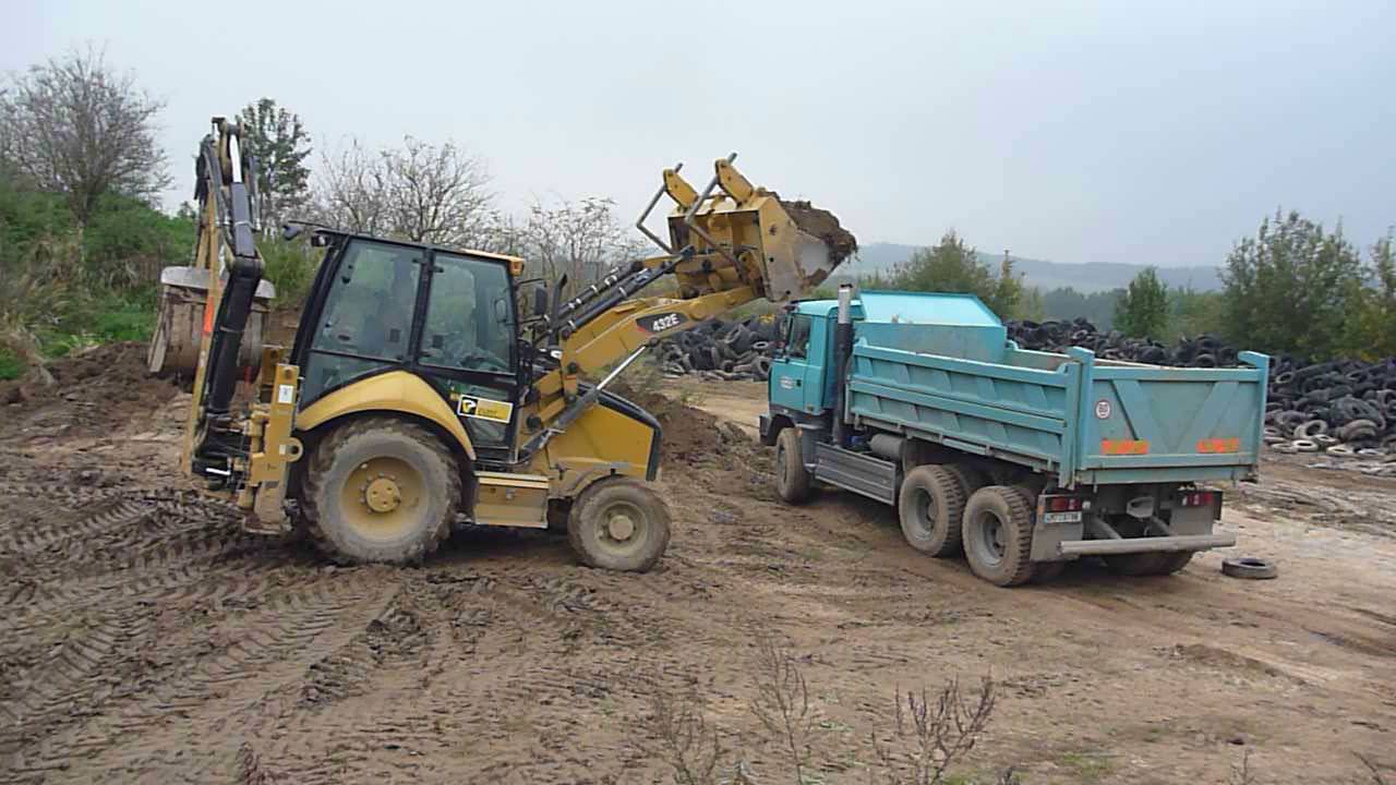 CAT 432E loading Tatra 815