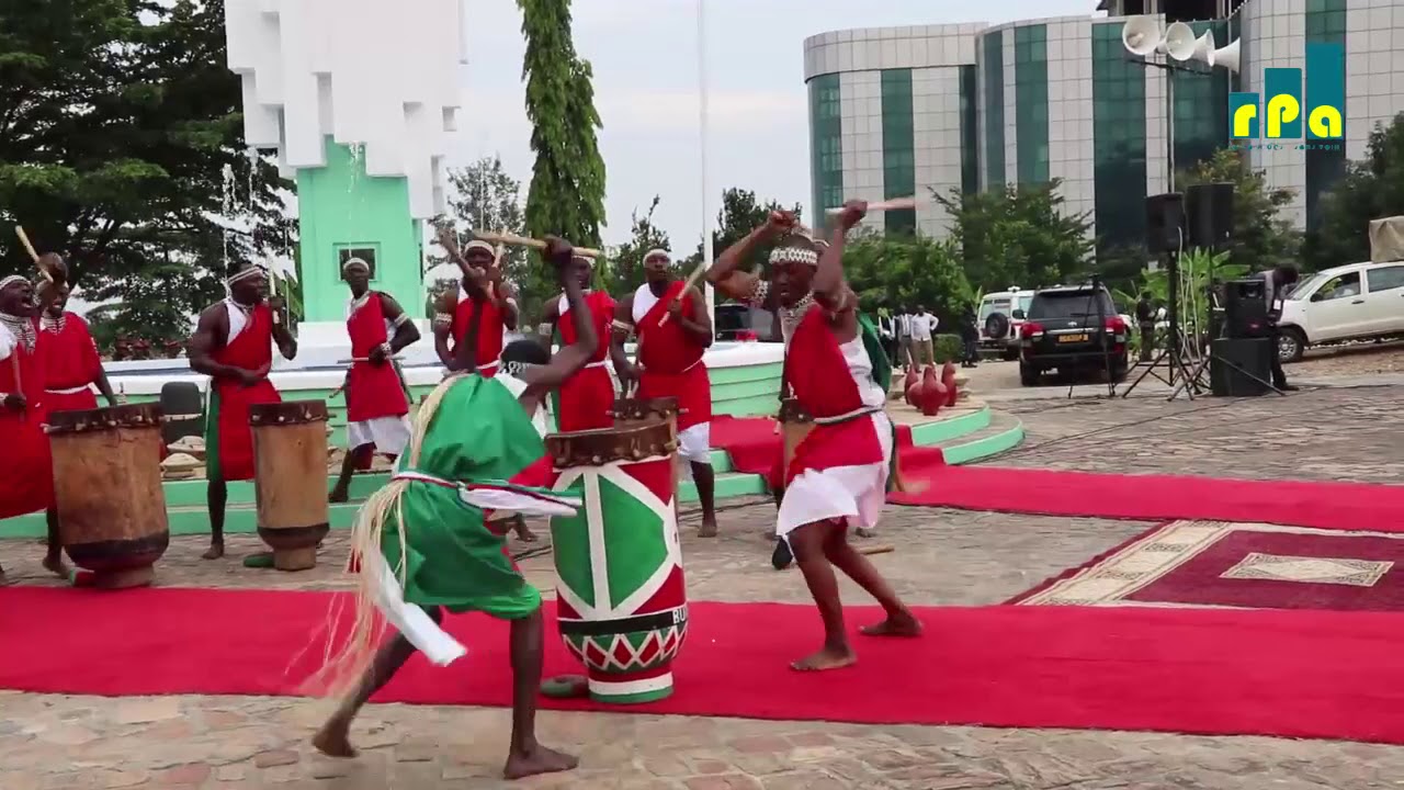 Ingoma ziri hano ntizisanzwe | Le tambour du Burundi