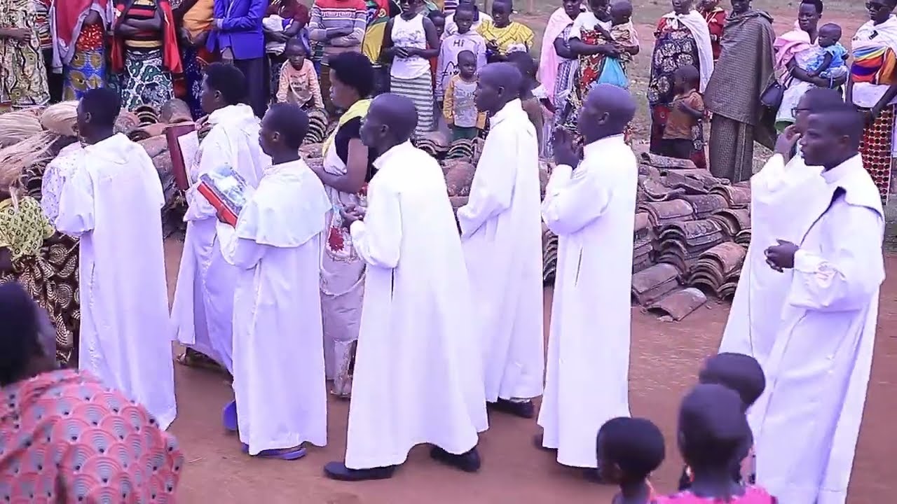 Procession d'Entrée, Saint Sacrement en Paroisse de Mwika à Ngozi