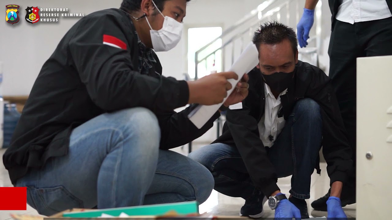 PENGGEREBEKAN KANTOR PINJOL ILEGAL DI SURABAYA