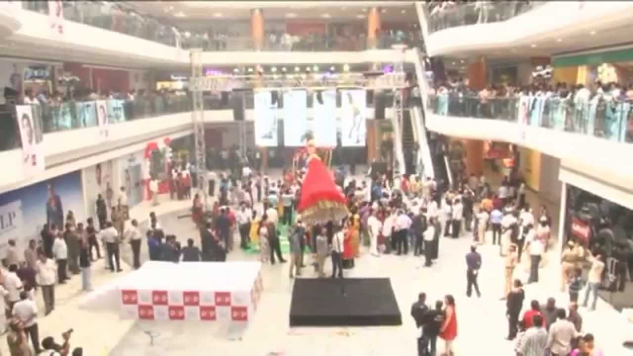 Sachin in Vijayawada, launches PVP Mall