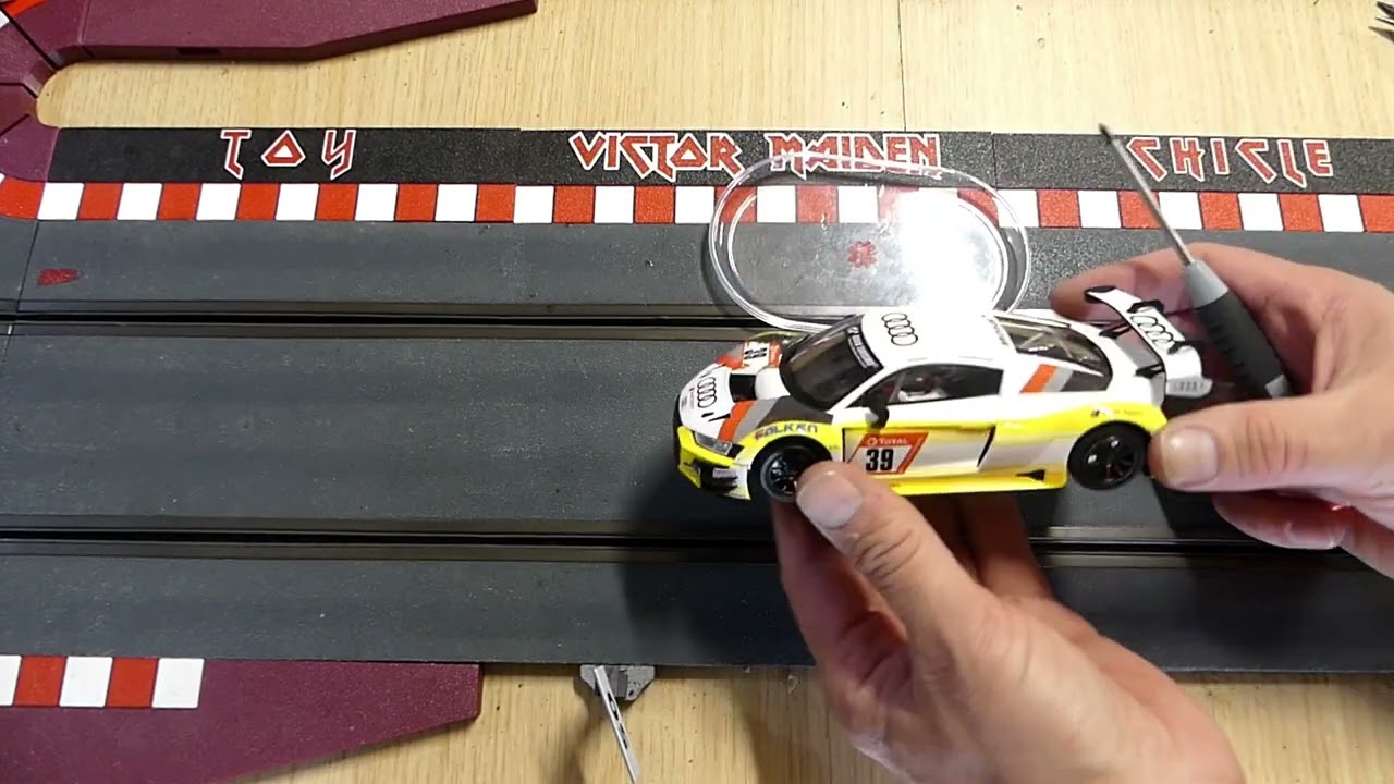 393 Audi R8 GT3 LMS con cambio de neumáticos en circuito victor maiden